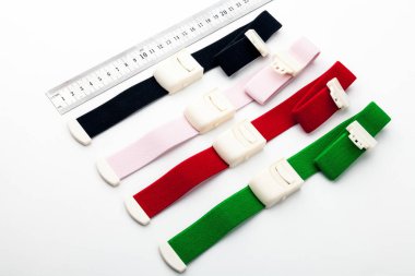 Esnek bandaj ve laboratuvar ekipmanları beyaz arka planda izole edilmiş. Profesyonel klinik aletleri. Tıbbi, cerrahi, ambulans ve veteriner konsepti. Yumuşak seçici odaklı yakın plan