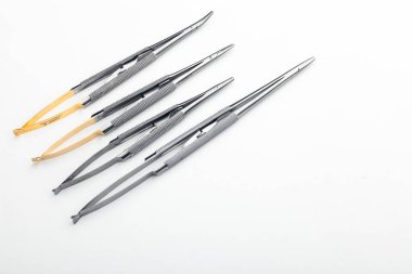 Çelik cerrahi aletler ve laboratuvar ekipmanları beyaz arka planda izole edilmiş. Profesyonel klinik aletleri. Tıbbi, cerrahi, ambulans ve veteriner konsepti. Yumuşak seçici odaklı yakın plan