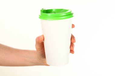 İnsan eli plastik kapaklı boş bir kahve fincanı tutar. Tek kullanımlık fincana çay ya da kahve konsepti. Metin veya logo için yeri ve yeri kopyala. Beyaz bir arkaplanda izole edilmiş
