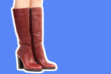Bayan giysi ayakkabısı. Uzun ince kadın bacakları yüksek topuklu uzun çizmeler giyer. Fotokopi alanı olan moda modeli. Klasik ve günlük kıyafet konsepti. Detaylı yakın çekim stüdyo çekimi Magazin tarzı moda kolajı