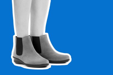 Bayan giysi ayakkabısı. Uzun ince dişinin bacakları düşük deri ayakkabı giyer. Fotokopi alanı olan moda modeli. Klasik ve günlük kıyafet konsepti. Ayrıntılı yakın çekim stüdyo çekimi. Dergi tarzı moda kolajı