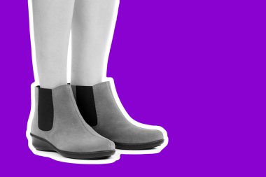 Bayan giysi ayakkabısı. Uzun ince dişinin bacakları düşük deri ayakkabı giyer. Fotokopi alanı olan moda modeli. Klasik ve günlük kıyafet konsepti. Ayrıntılı yakın çekim stüdyo çekimi. Dergi tarzı moda kolajı