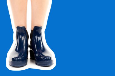 Bayan giysi ayakkabısı. Lastik çizme giyen uzun ince kadın bacakları. Fotokopi alanı olan moda modeli. Klasik ve günlük kıyafet konsepti. Ayrıntılı yakın çekim stüdyo çekimi. Dergi tarzı moda kolajı