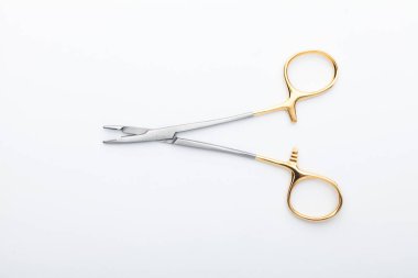 Çelik cerrahi aletler ve laboratuvar ekipmanları beyaz arka planda izole edilmiş. Profesyonel klinik aletleri. Tıbbi, cerrahi, ambulans ve veteriner konsepti. Yumuşak seçici odaklı yakın plan