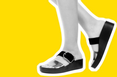 Bayan giysi ayakkabısı. Deri sandalet giyen uzun ince kadın bacakları. Fotokopi alanı olan moda modeli. Klasik ve günlük kıyafet konsepti. Ayrıntılı yakın çekim stüdyo çekimi. Dergi tarzı moda kolajı