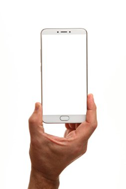 İnsan eli, avucunda boş bir krom ekran olan modern bir akıllı telefonu tutar. Teknoloji ve reklam kavramı. Ayrıntılı yakın çekim stüdyo çekimi soyut beyaz arka planda izole