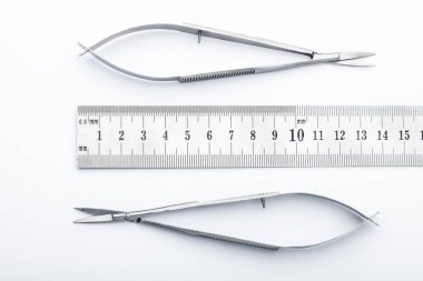 Çelik cerrahi aletler ve laboratuvar ekipmanları beyaz arka planda izole edilmiş. Profesyonel klinik aletleri. Tıbbi, cerrahi, ambulans ve veteriner konsepti. Yumuşak seçici odaklı yakın plan