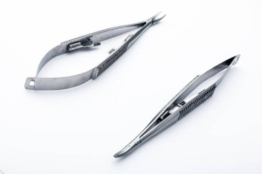 Çelik cerrahi aletler ve laboratuvar ekipmanları beyaz arka planda izole edilmiş. Profesyonel klinik aletleri. Tıbbi, cerrahi, ambulans ve veteriner konsepti. Yumuşak seçici odaklı yakın plan