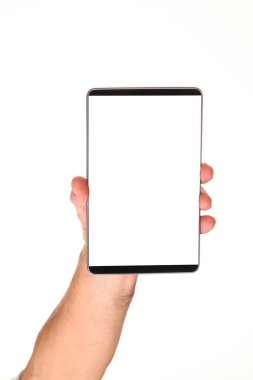 İnsan eli, avucunda boş bir krom ekran olan modern bir akıllı telefonu tutar. Teknoloji ve reklam kavramı. Ayrıntılı yakın çekim stüdyo çekimi soyut beyaz arka planda izole