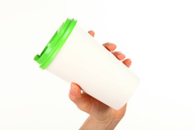 İnsan eli plastik kapaklı boş bir kahve fincanı tutar. Tek kullanımlık fincana çay ya da kahve konsepti. Metin veya logo için yeri ve yeri kopyala. Beyaz bir arkaplanda izole edilmiş