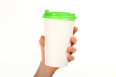 İnsan eli plastik kapaklı boş bir kahve fincanı tutar. Tek kullanımlık fincana çay ya da kahve konsepti. Metin veya logo için yeri ve yeri kopyala. Beyaz bir arkaplanda izole edilmiş