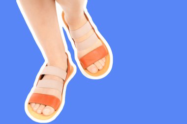 Bayan giysi ayakkabısı. Deri sandalet giyen uzun ince kadın bacakları. Fotokopi alanı olan moda modeli. Klasik ve günlük kıyafet konsepti. Detaylı yakın çekim stüdyo çekimi Magazin tarzı moda kolajı