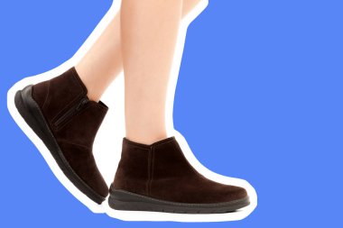 Bayan giysi ayakkabısı. Düşük deri ayakkabılar giyen uzun ince kadın bacağı. Fotokopi alanı olan moda modeli. Klasik ve günlük kıyafet konsepti. Ayrıntılı yakın çekim stüdyo çekimi. Dergi tarzı moda kolajı