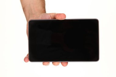İnsan eli, avucunda boş bir krom ekran olan modern bir akıllı telefonu tutar. Teknoloji ve reklam kavramı. Ayrıntılı yakın çekim stüdyo çekimi soyut beyaz arka planda izole