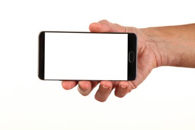 İnsan eli, avucunda boş bir krom ekran olan modern bir akıllı telefonu tutar. Teknoloji ve reklam kavramı. Ayrıntılı yakın çekim stüdyo çekimi soyut beyaz arka planda izole