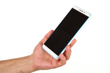 İnsan eli, avucunda boş bir krom ekran olan modern bir akıllı telefonu tutar. Teknoloji ve reklam kavramı. Ayrıntılı yakın çekim stüdyo çekimi soyut beyaz arka planda izole