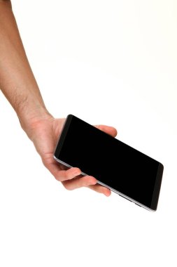 İnsan eli, avucunda boş bir krom ekran olan modern bir akıllı telefonu tutar. Teknoloji ve reklam kavramı. Ayrıntılı yakın çekim stüdyo çekimi soyut beyaz arka planda izole