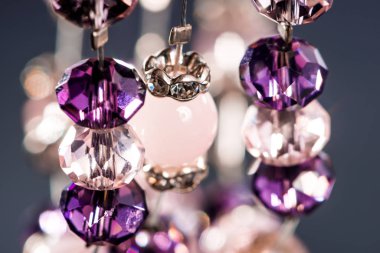 Güzel ve zarif el yapımı mücevher kolye ve renkli parlak boncuklar. Moda ve el işi aksesuarları. Soyut bulanık arkaplan üzerine yumuşak seçici odak ile sanat yakın plan