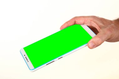 İnsan eli, avucunda boş bir krom ekran olan modern bir akıllı telefonu tutar. Teknoloji ve reklam kavramı. Ayrıntılı yakın çekim stüdyo çekimi soyut beyaz arka planda izole