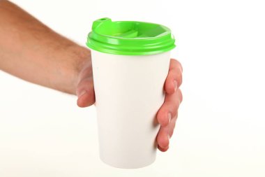 İnsan eli plastik kapaklı boş bir kahve fincanı tutar. Tek kullanımlık fincana çay ya da kahve konsepti. Metin veya logo için yeri ve yeri kopyala. Beyaz bir arkaplanda izole edilmiş