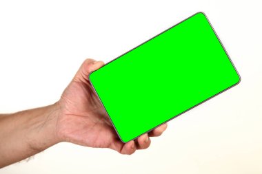 İnsan eli, avucunda boş bir krom ekran olan modern bir akıllı telefonu tutar. Teknoloji ve reklam kavramı. Ayrıntılı yakın çekim stüdyo çekimi soyut beyaz arka planda izole