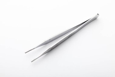 Çelik cerrahi aletler ve laboratuvar ekipmanları beyaz arka planda izole edilmiş. Profesyonel klinik aletleri. Tıbbi, cerrahi, ambulans ve veteriner konsepti. Yumuşak seçici odaklı yakın plan