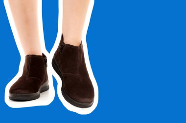 Bayan giysi ayakkabısı. Düşük deri ayakkabılar giyen uzun ince kadın bacağı. Fotokopi alanı olan moda modeli. Klasik ve günlük kıyafet konsepti. Ayrıntılı yakın çekim stüdyo çekimi. Dergi tarzı moda kolajı