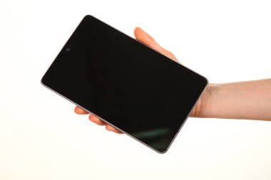 İnsan eli, avucunda boş bir krom ekran olan modern bir akıllı telefonu tutar. Teknoloji ve reklam kavramı. Ayrıntılı yakın çekim stüdyo çekimi soyut beyaz arka planda izole