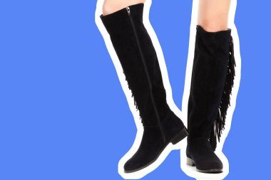 Bayan giysi ayakkabısı. Uzun ince dişinin bacakları uzun deri çizmeler giyer. Fotokopi alanı olan moda modeli. Klasik ve günlük kıyafet konsepti. Ayrıntılı yakın çekim stüdyo çekimi. Dergi tarzı moda kolajı