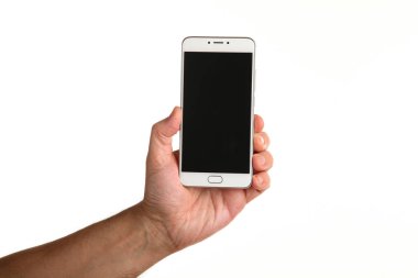 İnsan eli, avucunda boş bir krom ekran olan modern bir akıllı telefonu tutar. Teknoloji ve reklam kavramı. Ayrıntılı yakın çekim stüdyo çekimi soyut beyaz arka planda izole