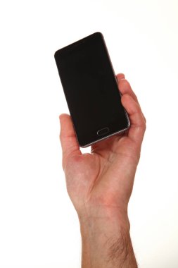 İnsan eli, avucunda boş bir krom ekran olan modern bir akıllı telefonu tutar. Teknoloji ve reklam kavramı. Ayrıntılı yakın çekim stüdyo çekimi soyut beyaz arka planda izole