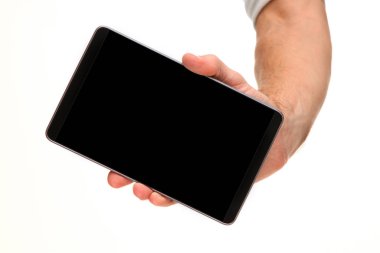 İnsan eli, avucunda boş bir krom ekran olan modern bir akıllı telefonu tutar. Teknoloji ve reklam kavramı. Ayrıntılı yakın çekim stüdyo çekimi soyut beyaz arka planda izole