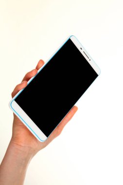 İnsan eli, avucunda boş bir krom ekran olan modern bir akıllı telefonu tutar. Teknoloji ve reklam kavramı. Ayrıntılı yakın çekim stüdyo çekimi soyut beyaz arka planda izole