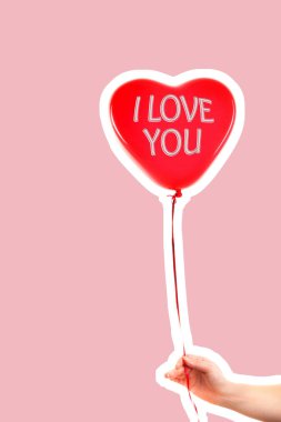 Kadın eli kırmızı kauçuk, şişme kalp şeklinde balon tutuyor. Aşk, ilişki, sevgililer günü ve doğum günü kutlaması konsepti. Boş kopya alanı olan dergi tarzı moda kolajı