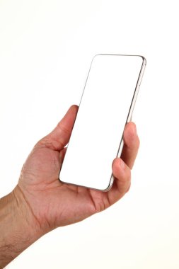 İnsan eli, avucunda boş bir krom ekran olan modern bir akıllı telefonu tutar. Teknoloji ve reklam kavramı. Ayrıntılı yakın çekim stüdyo çekimi soyut beyaz arka planda izole