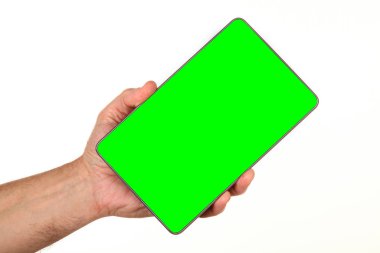İnsan eli, avucunda boş bir krom ekran olan modern bir akıllı telefonu tutar. Teknoloji ve reklam kavramı. Ayrıntılı yakın çekim stüdyo çekimi soyut beyaz arka planda izole