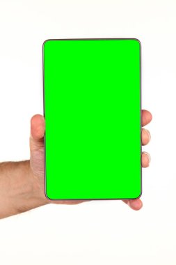 İnsan eli, avucunda boş bir krom ekran olan modern bir akıllı telefonu tutar. Teknoloji ve reklam kavramı. Ayrıntılı yakın çekim stüdyo çekimi soyut beyaz arka planda izole