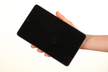 İnsan eli, avucunda boş bir krom ekran olan modern bir akıllı telefonu tutar. Teknoloji ve reklam kavramı. Ayrıntılı yakın çekim stüdyo çekimi soyut beyaz arka planda izole