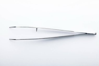 Çelik cerrahi aletler ve laboratuvar ekipmanları beyaz arka planda izole edilmiş. Profesyonel klinik aletleri. Tıbbi, cerrahi, ambulans ve veteriner konsepti. Yumuşak seçici odaklı yakın plan