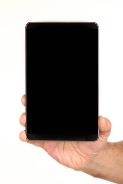 İnsan eli, avucunda boş bir krom ekran olan modern bir akıllı telefonu tutar. Teknoloji ve reklam kavramı. Ayrıntılı yakın çekim stüdyo çekimi soyut beyaz arka planda izole