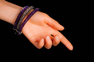 Güzel bir el yapımı mücevher bileziği. Renkli parlak boncuklar ve nötr manikürlü gevşek bir kadın bileği. Moda ve el işi aksesuarları. Yumuşak seçici odaklı yakın plan