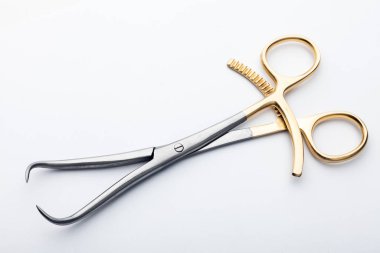 Çelik cerrahi aletler ve laboratuvar ekipmanları beyaz arka planda izole edilmiş. Profesyonel klinik aletleri. Tıbbi, cerrahi, ambulans ve veteriner konsepti. Yumuşak seçici odaklı yakın plan