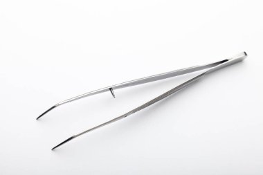 Çelik cerrahi aletler ve laboratuvar ekipmanları beyaz arka planda izole edilmiş. Profesyonel klinik aletleri. Tıbbi, cerrahi, ambulans ve veteriner konsepti. Yumuşak seçici odaklı yakın plan