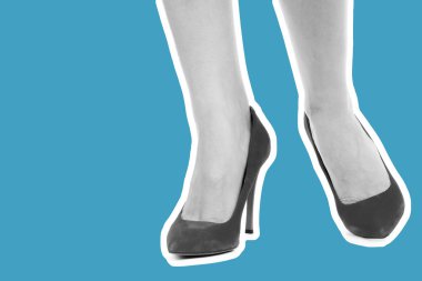 Bayan giysi ayakkabısı. Uzun ince kadın bacakları yüksek topuklu ayakkabı giyer. Fotokopi alanı olan moda modeli. Klasik ve günlük kıyafet konsepti. Ayrıntılı yakın çekim stüdyo çekimi. Dergi tarzı moda kolajı