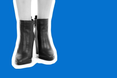 Bayan giysi ayakkabısı. Yüksek topuklu ayakkabı giyen uzun ince kadın bacakları. Fotokopi alanı olan moda modeli. Klasik ve günlük kıyafet konsepti. Ayrıntılı yakın çekim stüdyo çekimi. Dergi tarzı moda kolajı