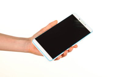 İnsan eli, avucunda boş bir krom ekran olan modern bir akıllı telefonu tutar. Teknoloji ve reklam kavramı. Ayrıntılı yakın çekim stüdyo çekimi soyut beyaz arka planda izole