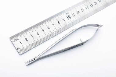 Çelik cerrahi aletler ve laboratuvar ekipmanları beyaz arka planda izole edilmiş. Profesyonel klinik aletleri. Tıbbi, cerrahi, ambulans ve veteriner konsepti. Yumuşak seçici odaklı yakın plan