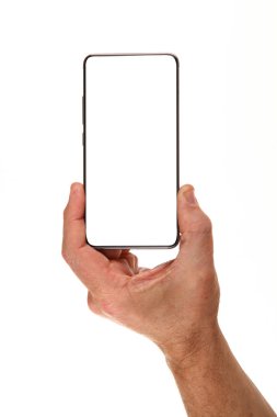 İnsan eli, avucunda boş bir krom ekran olan modern bir akıllı telefonu tutar. Teknoloji ve reklam kavramı. Ayrıntılı yakın çekim stüdyo çekimi soyut beyaz arka planda izole