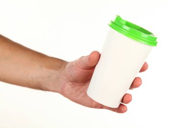 İnsan eli plastik kapaklı boş bir kahve fincanı tutar. Tek kullanımlık fincana çay ya da kahve konsepti. Metin veya logo için yeri ve yeri kopyala. Beyaz bir arkaplanda izole edilmiş