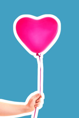 Kadın eli pembe kauçuk, şişme kalp şeklinde balon tutuyor. Aşk, ilişki, sevgililer günü ve doğum günü kutlaması konsepti. Boş kopya alanı olan dergi tarzı moda kolajı